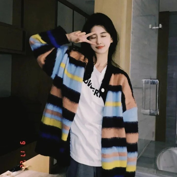 美食广场里的女高中生们在说啥