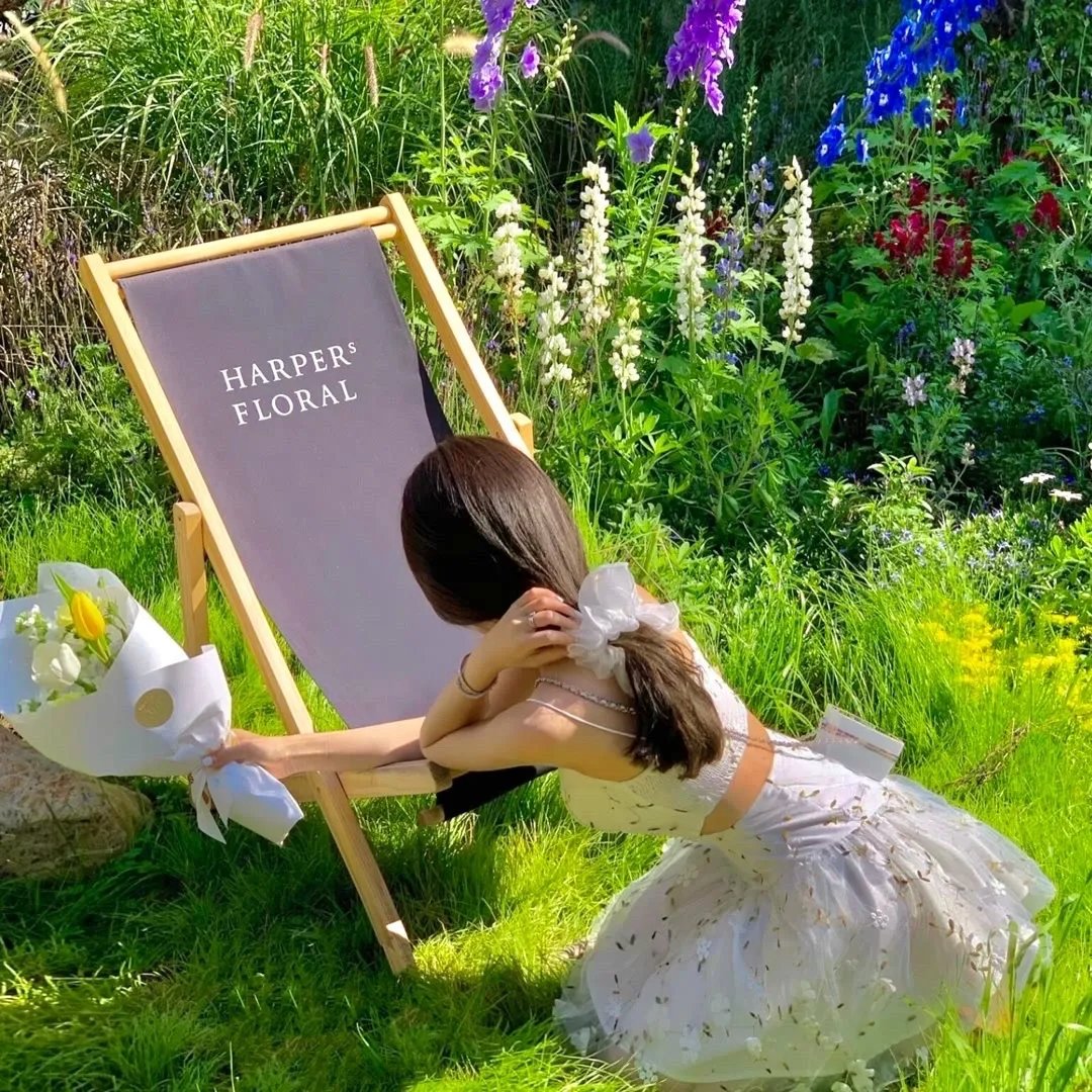 女人步上楼梯时